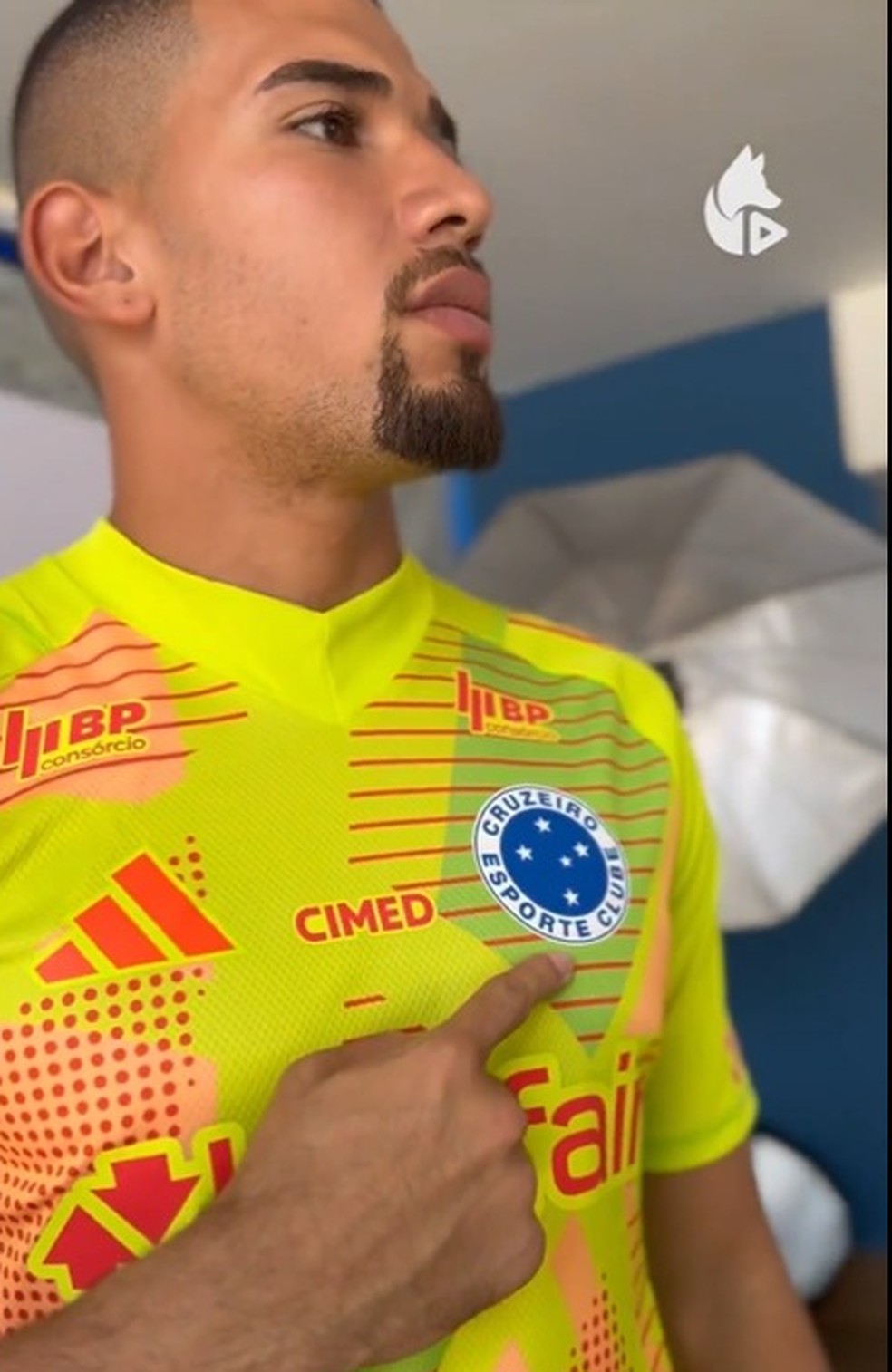 Camisa de goleiro do Cruzeiro com o escudo em azul e branco — Foto: Reprodução