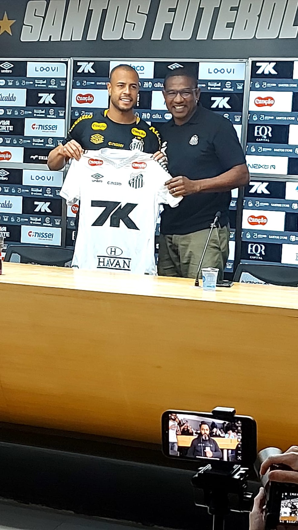 Mayke é apresentado como novo reforço do Santos — Foto: Bruno Gutierrez