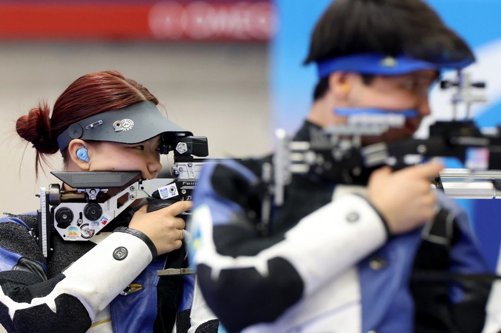 Alexandra Le e Islam Satpayev conquistaram primeira medalha das Olimpíadas de Paris em 2024 — Foto: Alain JOCARD / AFP