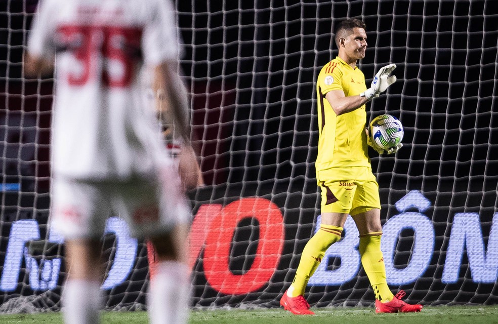 Rafael Cabral, goleiro do Cruzeiro, em ação contra o São Paulo — Foto: Staff Images/Cruzeiro