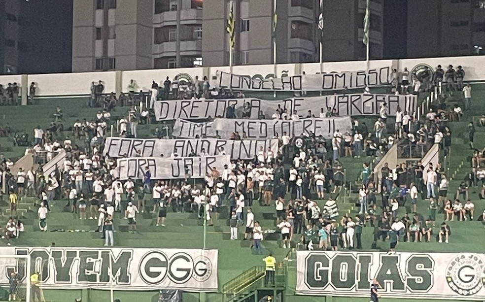 Torcida do Goiás exibe faixas de protesto contra time, técnico e diretoria — Foto: Rafael Sebba