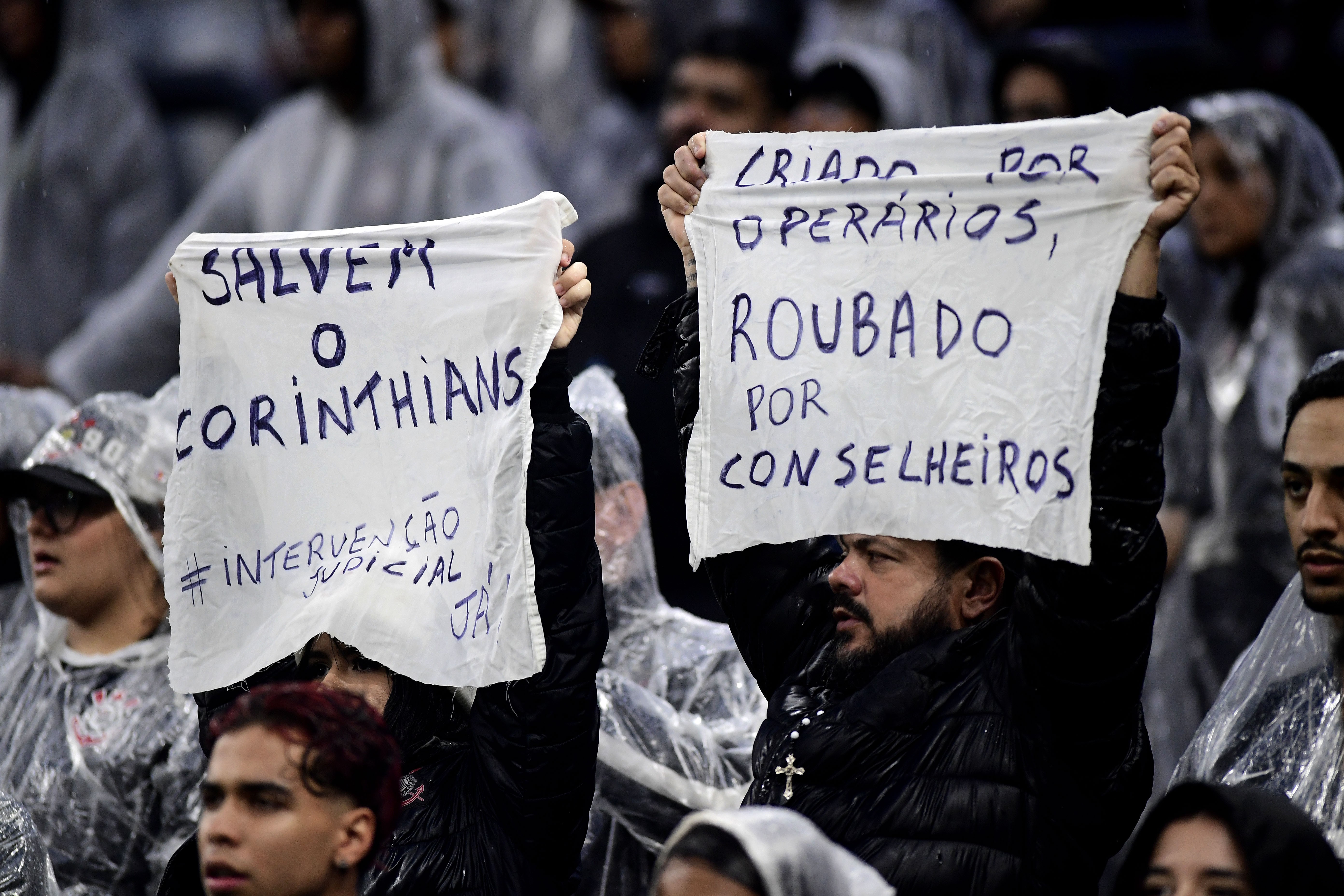 Torcida do Corinthians protesta, PM reforça segurança e jogadores saem em silêncio após derrota