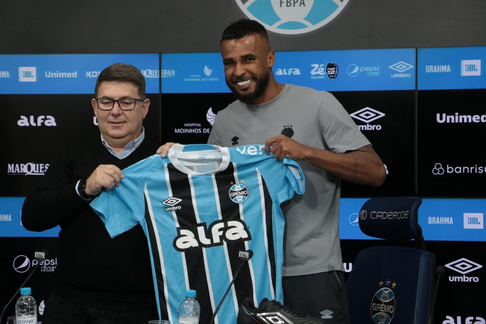 Alex Santana é apresentado no Grêmio — Foto: Eduardo Moura