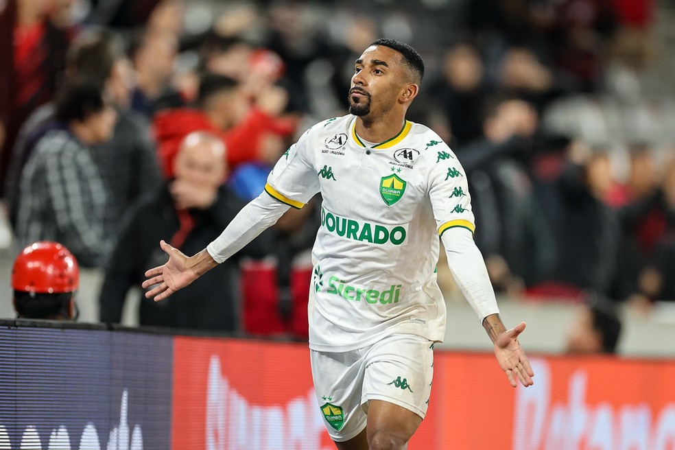 Mateusinho faz golaço que evita derrota do Cuiabá contra o Athletico — Foto: AssCom Dourado