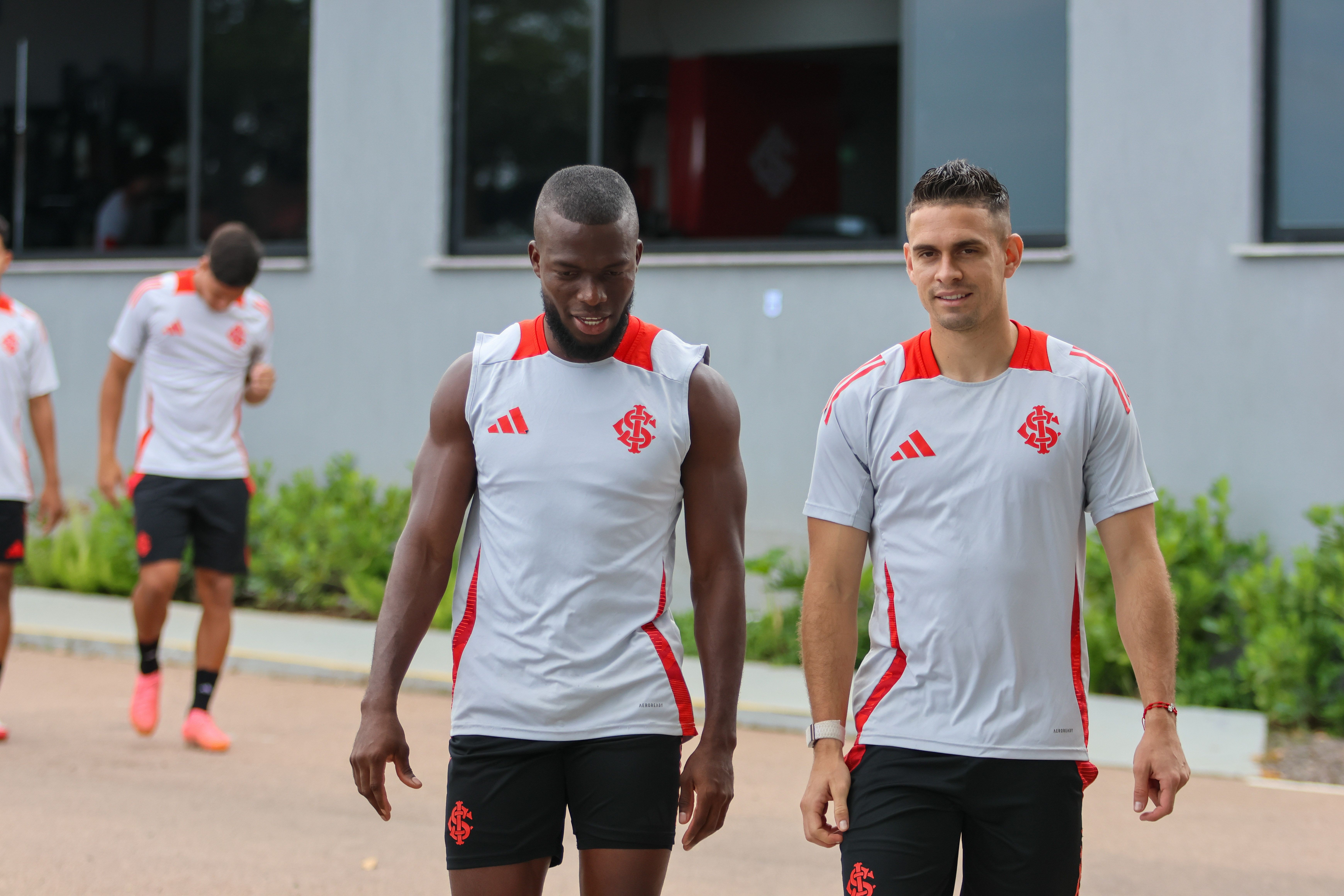 Borré e Valencia afundam, mas duelo com Flu vira esperança 