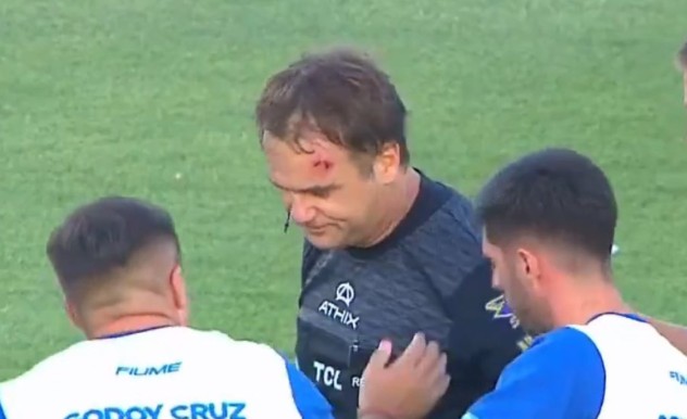 Jogo é suspenso na Argentina por agressão a bandeirinha