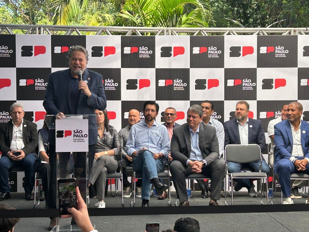 Julio Casares, Ricardo Nunes e Tarcício de Freitas na sede social do São Paulo — Foto: Marcelo Braga