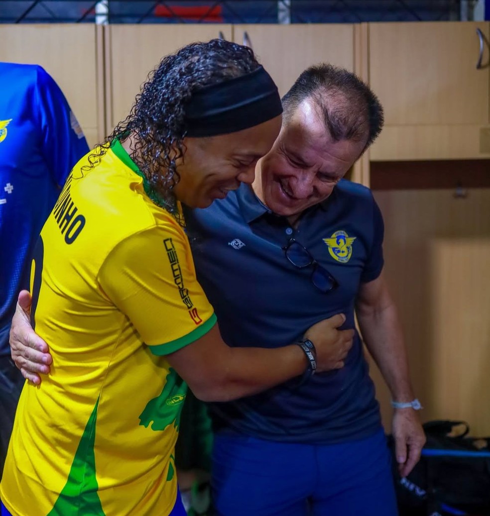 Ronaldinho Gaúcho e Dunga nos vestiários do Brasil antes de jogo com All Stars da Índia — Foto: Brazil Soccer Academy