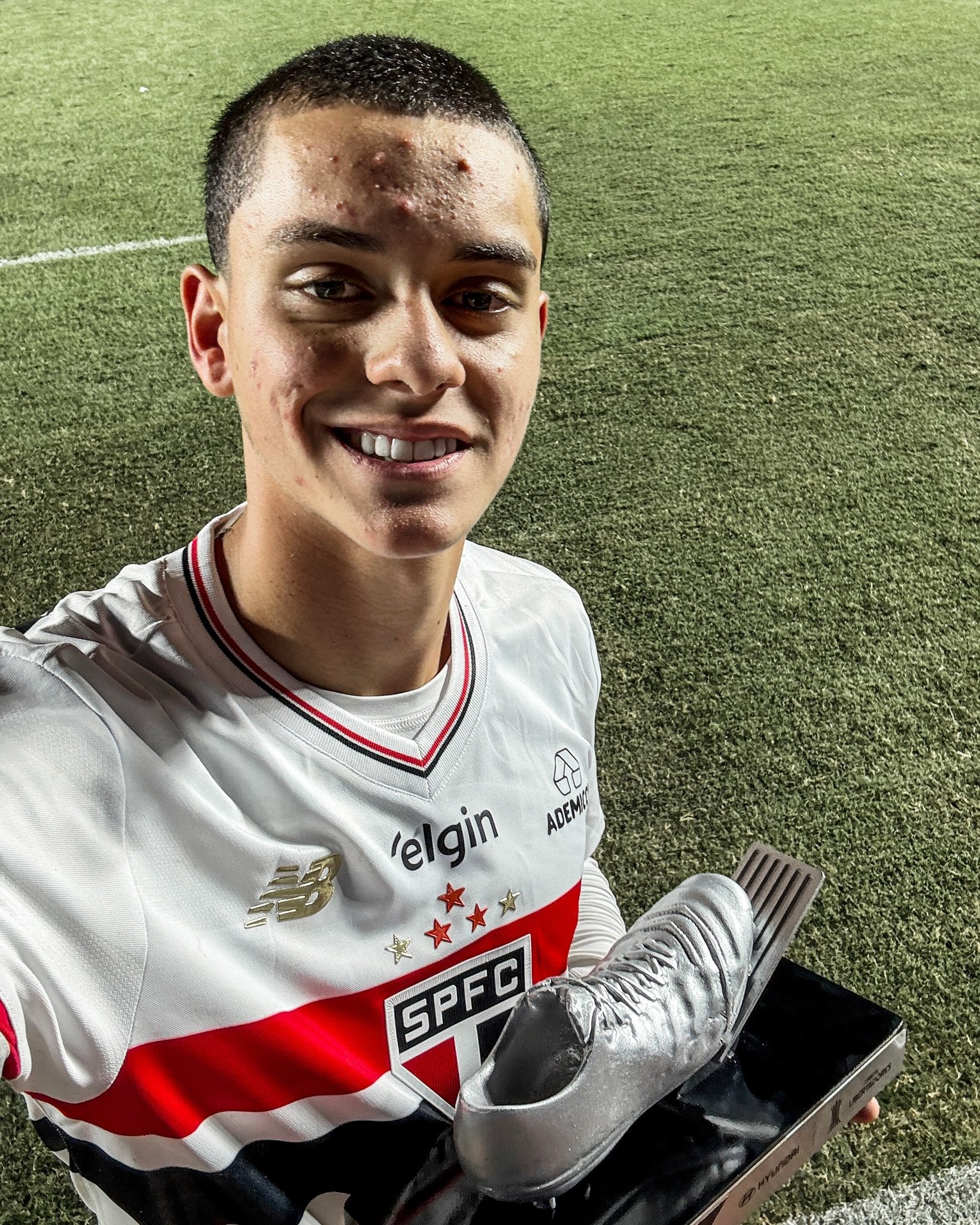 Lucca assina novo contrato com São Paulo e tem multa de R$ 500 milhões