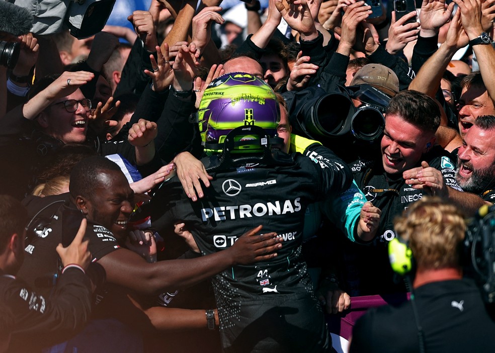 Lewis Hamilton vence GP de Silverstone — Foto: Reuters