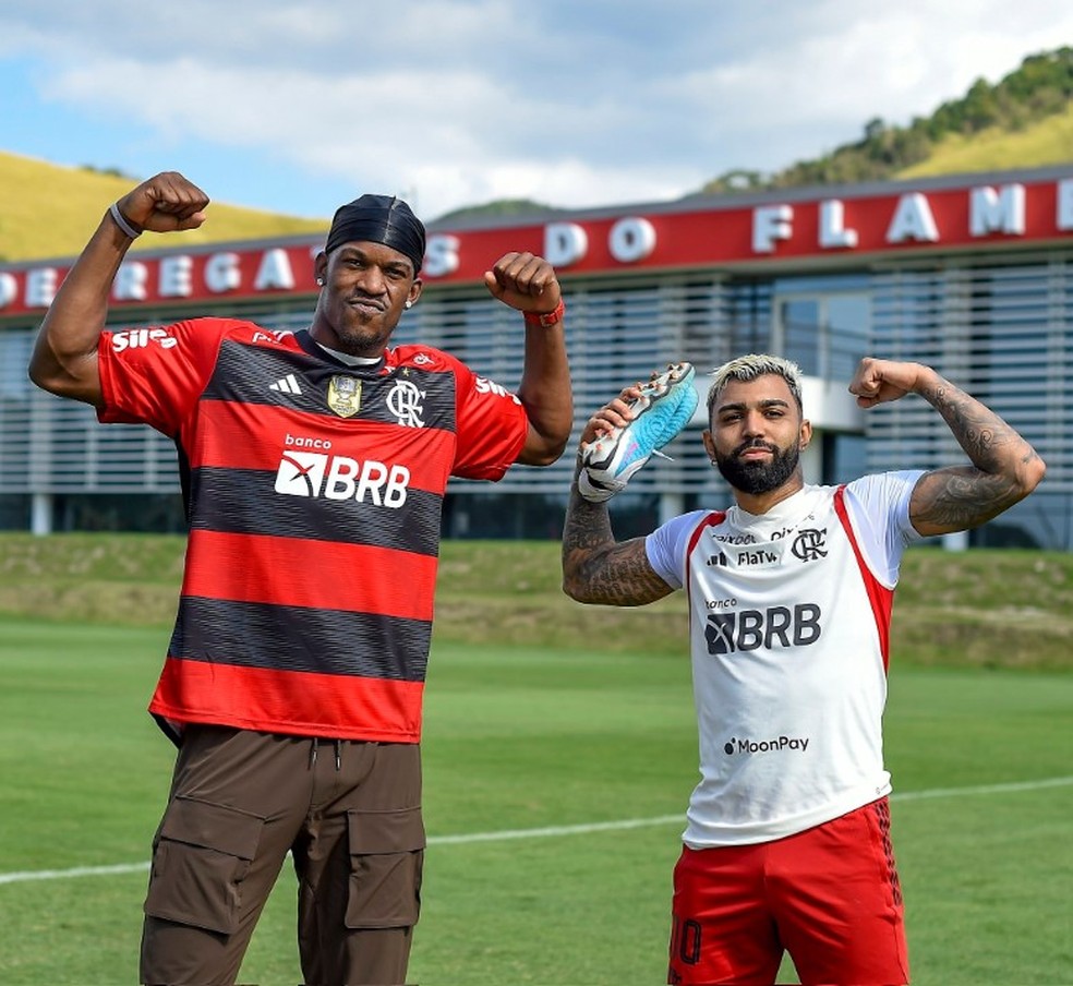 Butler visita Ninho, encontra Gabigol e bate bola com jogadores do Flamengo &mdash; Foto: Divulga&ccedil;&atilde;o