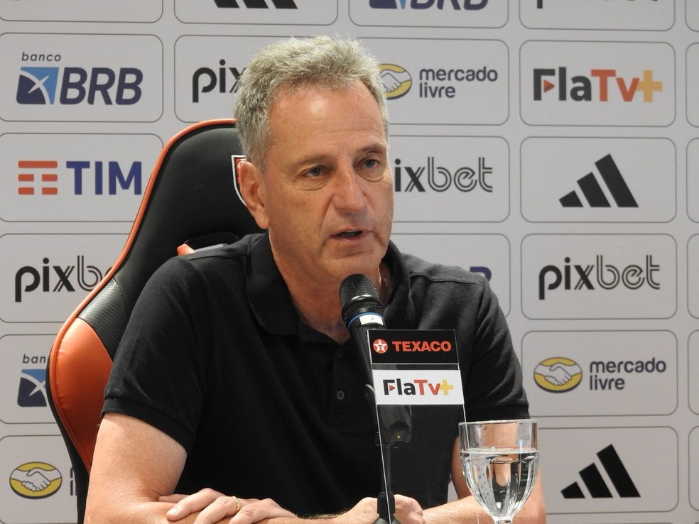 Landim, presidente do Flamengo, em coletiva no Ninho do Urubu — Foto: Fred Gomes / ge