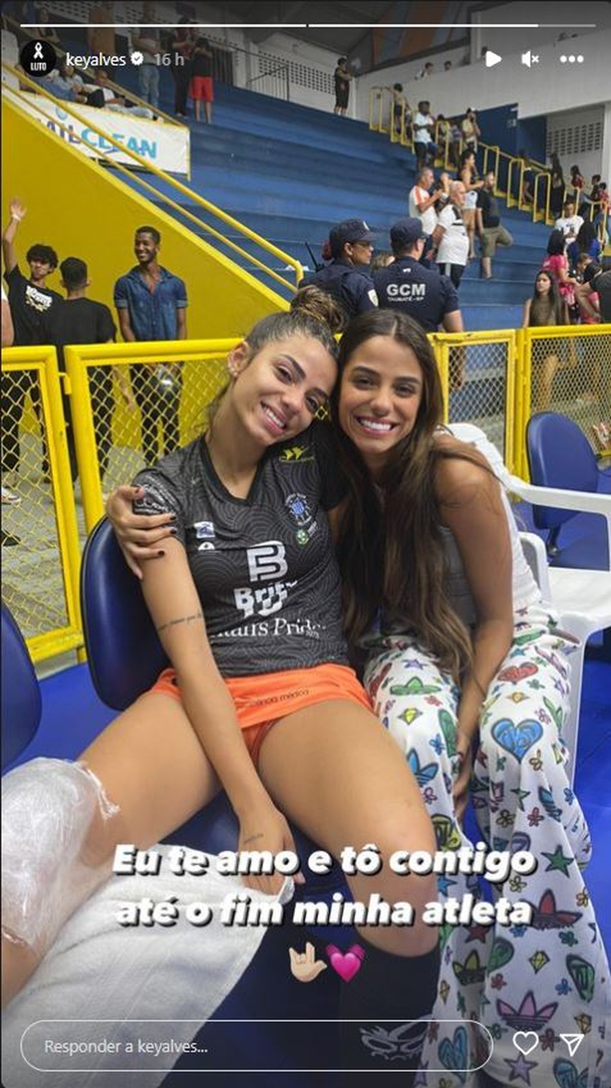 Keyt recebe carinho da irmã Key Alves após lesão no joelho pela ...