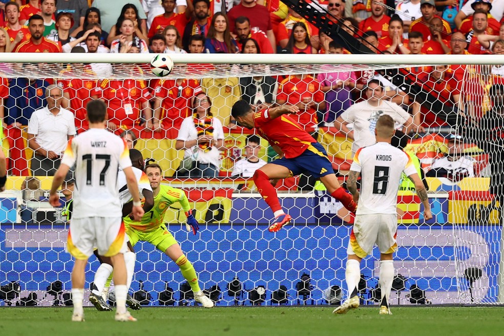 Merino sobe para cabecear em Espanha x Alemanha — Foto: Kai Pfaffenbach/Reuters