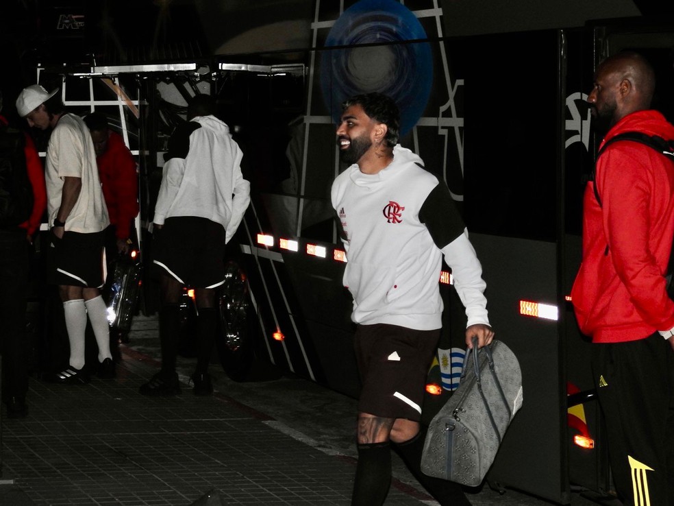 Gabigol, do Flamengo, chega a Montevid�u para jogo contra o Pe�arol � Foto: Fred Gomes / ge