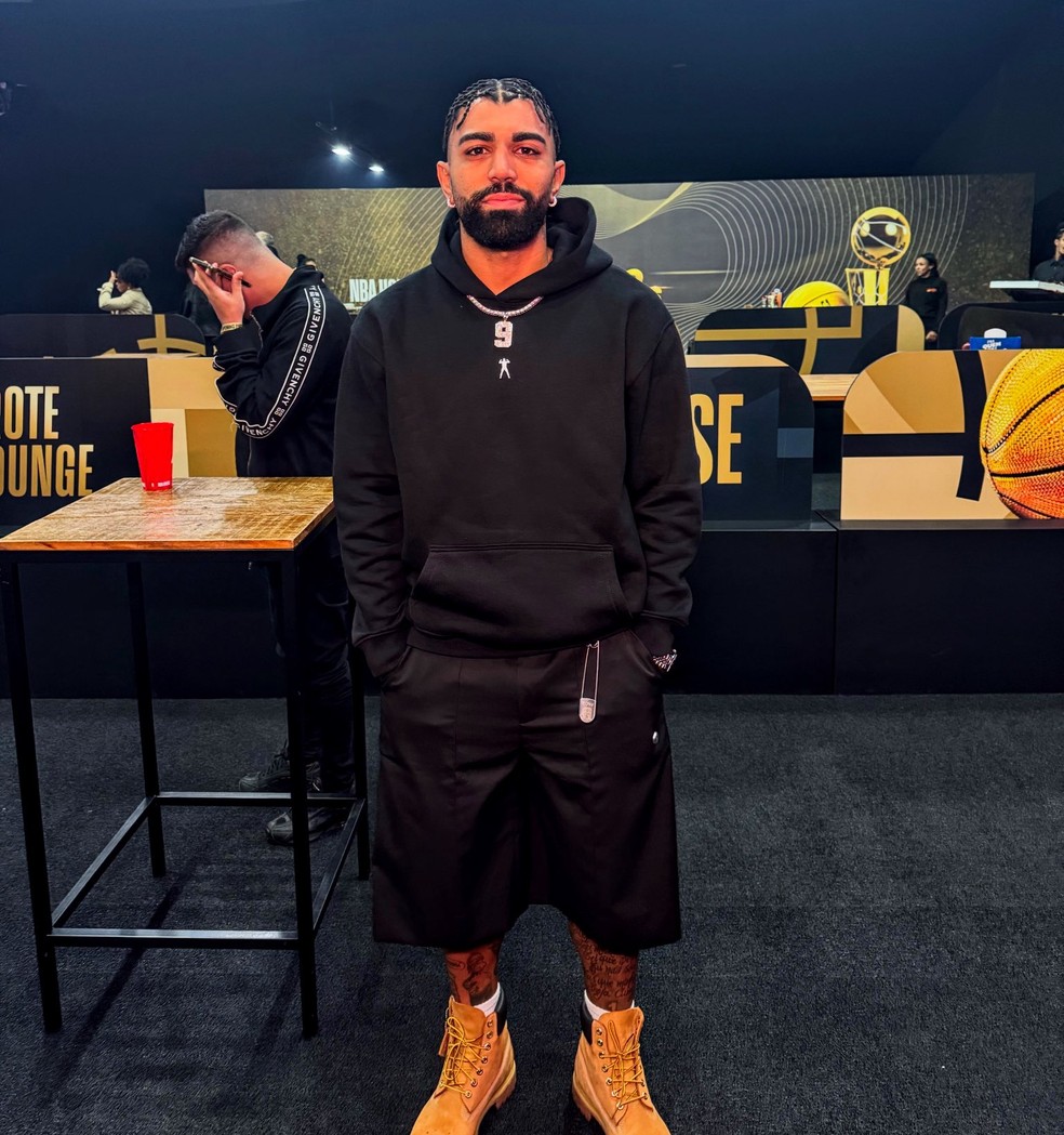 Gabigol, do Cruzeiro, em evento da NBA — Foto: Divulgação/NBA Brasil