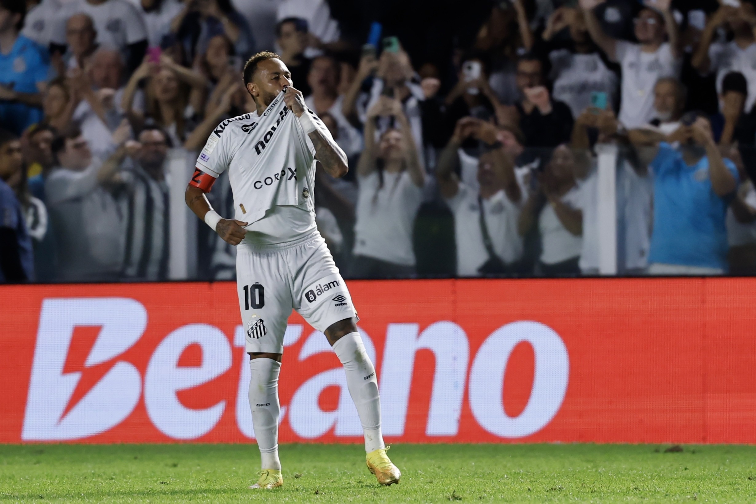 Neymar se destaca com dois gols e leva Santos ao empate com Chapecoense