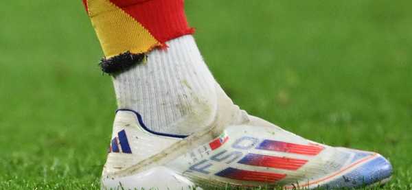 Entenda por que estrela da Espanha tem bandeiras de outros dois países nas chuteiras | eurocopa