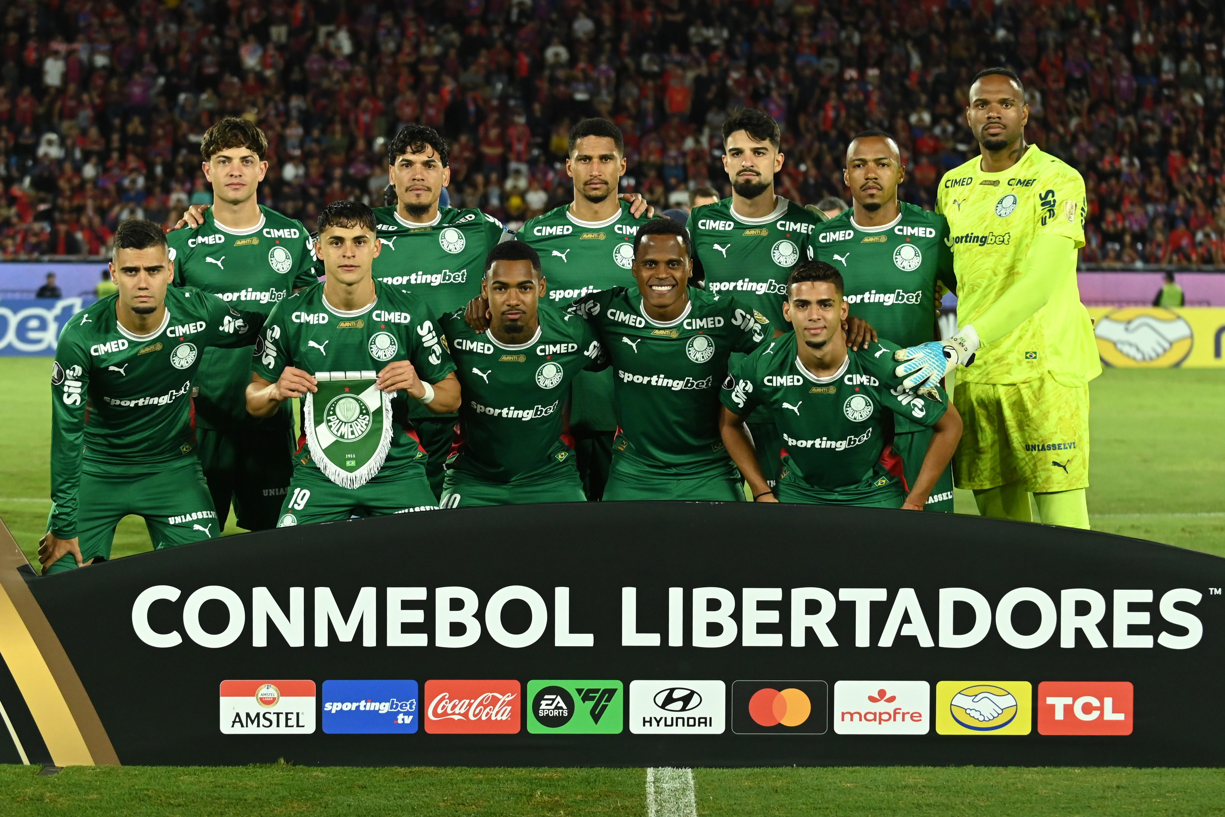 Palmeiras em Destaque: Arias Abre o Placar, Enquanto Carlos Miguel Anota Gol Contra em Partida Rival