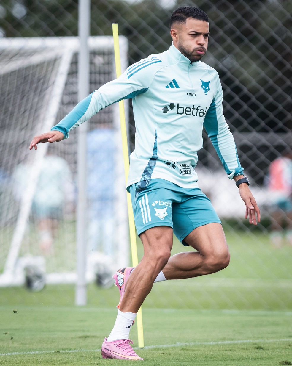 Wanderson volta a treinar em campo com o grupo do Cruzeiro — Foto: Gustavo Aleixo