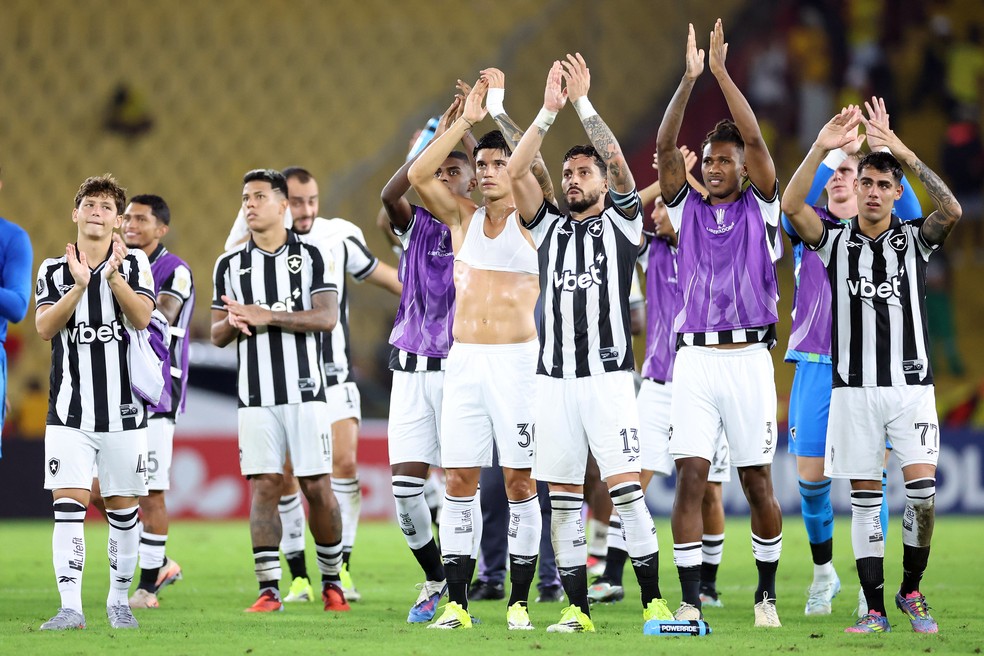 Jogadores do Botafogo agradecem apoio da torcida contra o Barcelona de Guayaquil — Foto: Vítor Silva/Botafogo