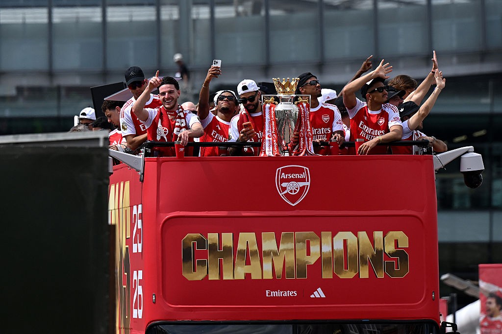 Arsenal defende o título, enquanto rivais iniciam ciclos; veja as mudanças na Premier League 2026/27