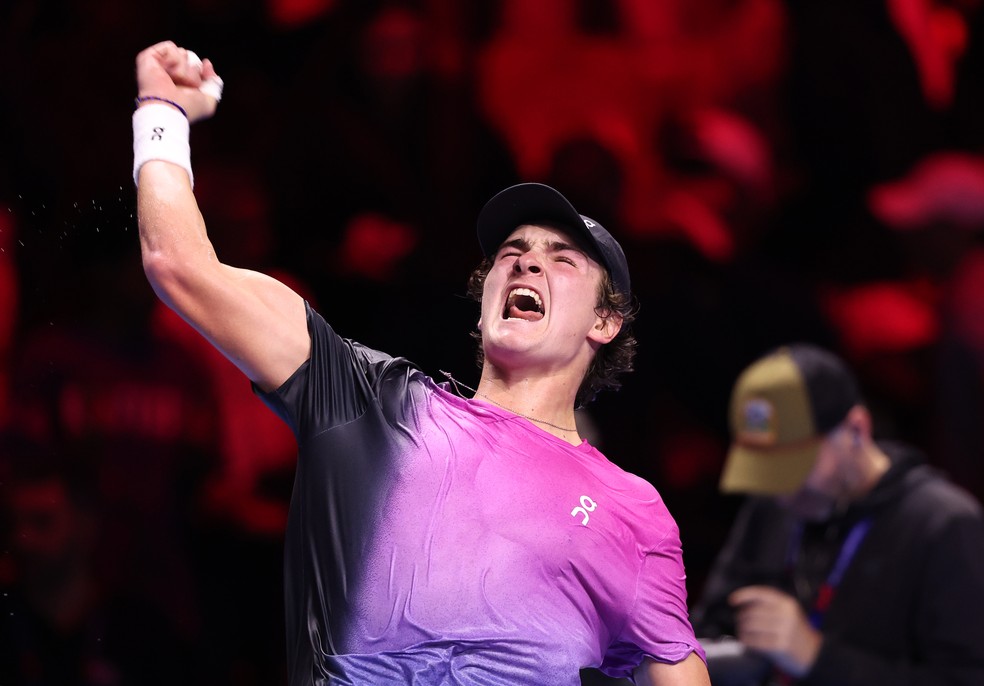 João Fonseca vibra após vencer a final do Next Gen ATP Finals — Foto: Francois Nel/Getty Images)
