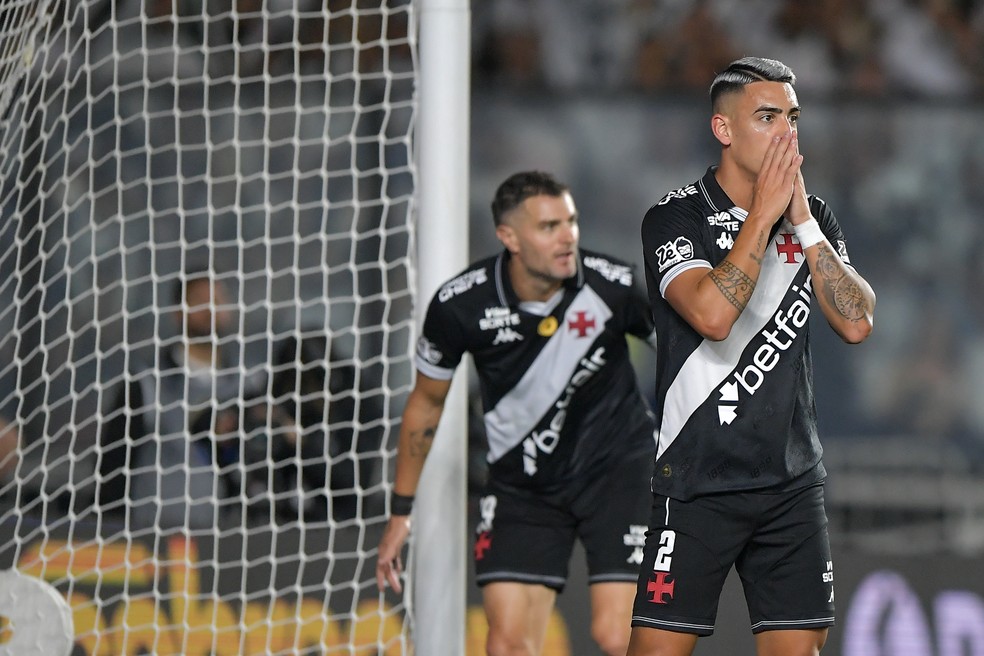 Puma e Vegetti em Vasco x Ceará; Brasileirão 2025 — Foto: André Durão
