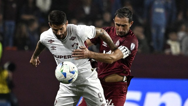 Everaldo disputa a bola com Izqueirdoz no empate entre Lanús e Fluminense pela Copa Sul-Americana