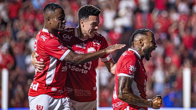 Rafa Silva e jogadores do Vila comemoram primeiro gol