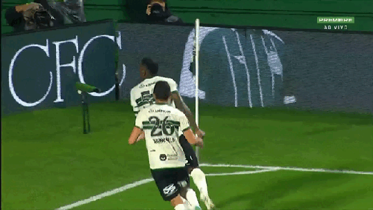 Jacy pula placa e cai em túnel durante comemoração; gol é anulado