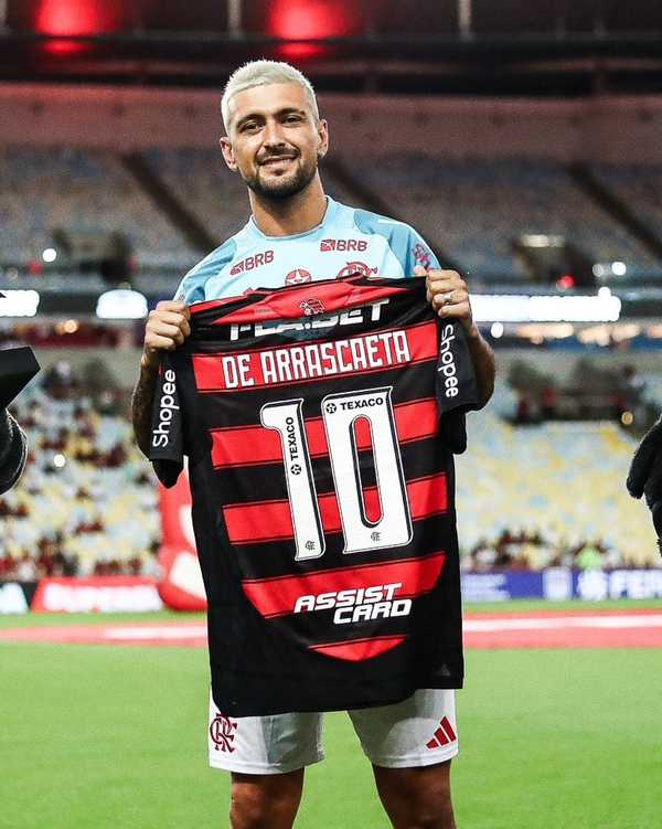 Bênção de Zico: Arrascaeta recebe oficialmente camisa 10 no Flamengo.