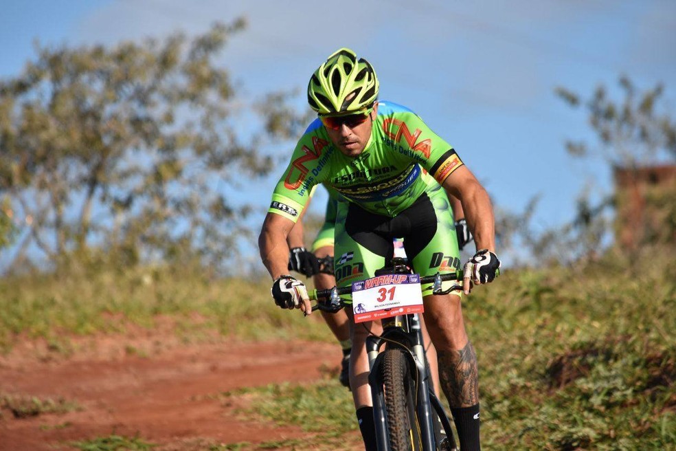 Ciclista de sales mtb