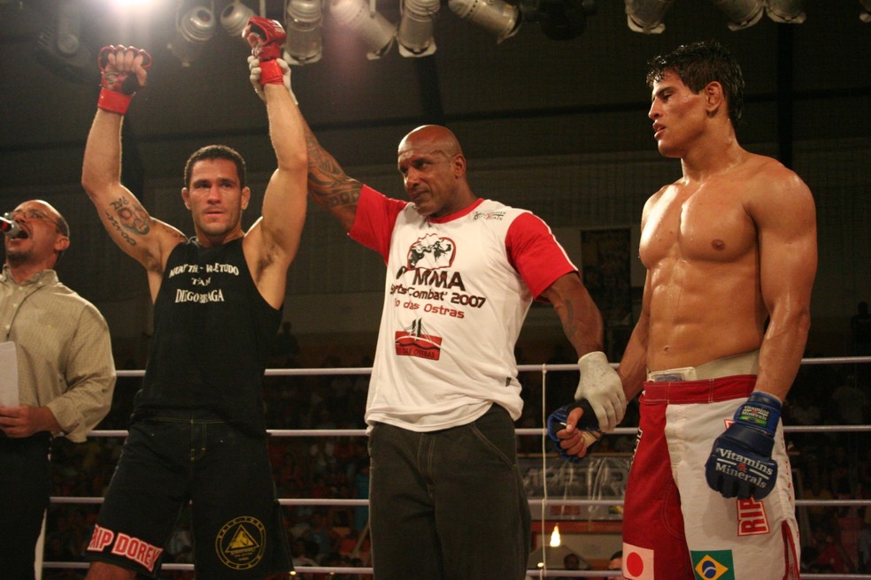 Diego Braga tem a mão levantada ao vencer luta de MMA — Foto: Gleidson Venga