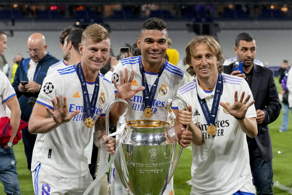 Kroos, Casemiro e Modric: trio histórico de meio-campo do Real Madrid — Foto: Alex Gottschalk / Getty Images