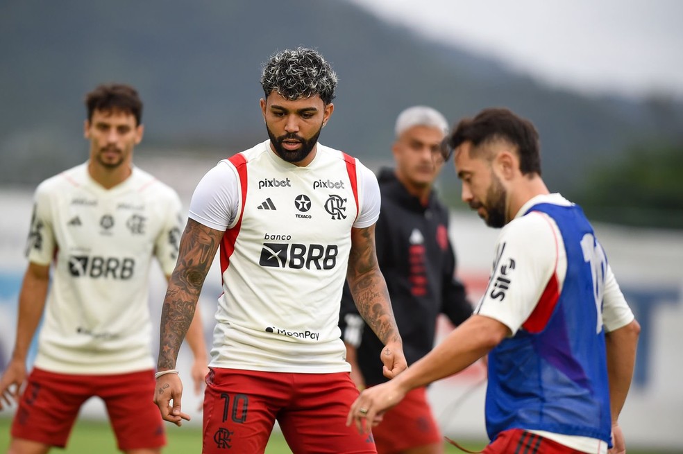 Gabigol e Everton Ribeiro em treino do Flamengo — Foto: Marcelo Cortes / CRF