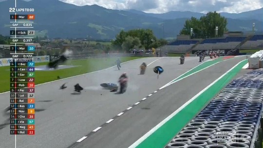 Em acidente bizarro, piloto da Moto2 cai e roda na pista; colega se choca com moto na sequência