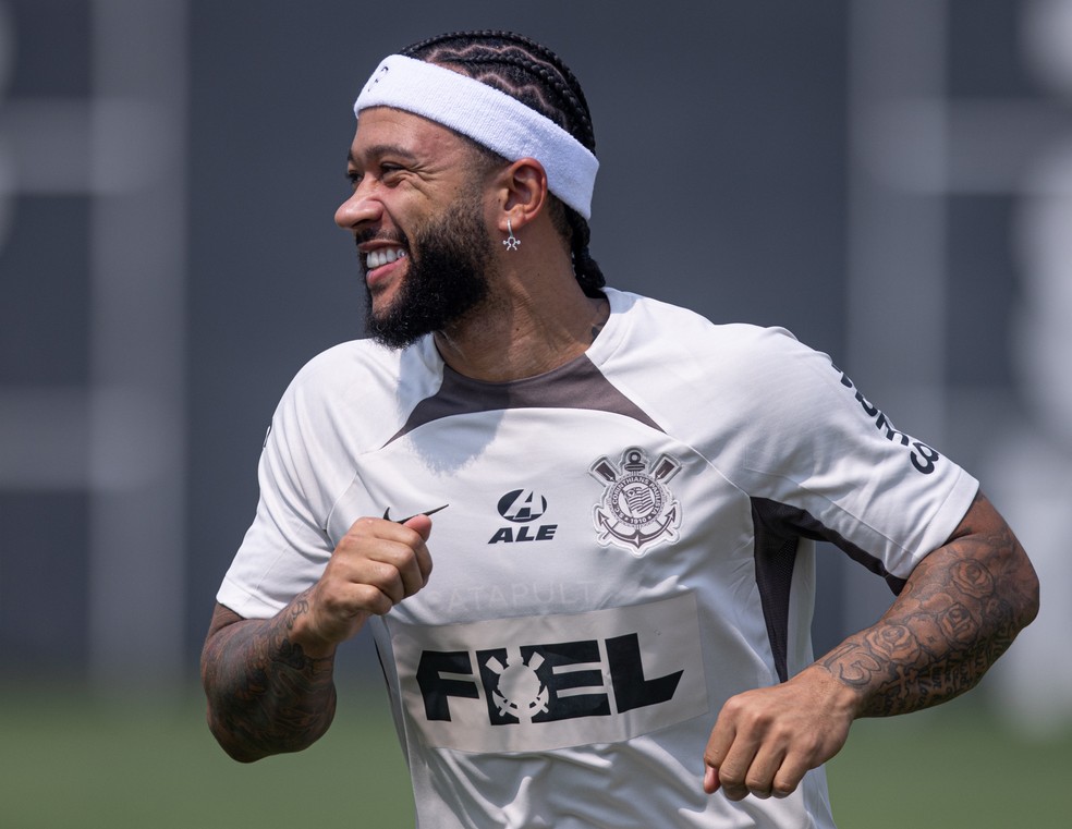Memphis Depay sorridente em treino do Corinthians — Foto: Rodrigo Coca / Ag.Corinthians