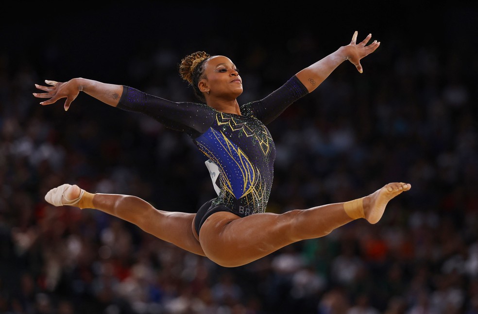 Rebeca Andrade salta em apresentação de solo nas eliminatórias da ginástica artística nos Jogos Olímpicos de Paris 2024 — Foto: REUTERS/Hannah Mckay
