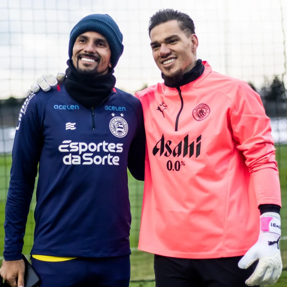 Goleiros Marcos Felipe, do Bahia, e Ederson, do Manchester City — Foto: Letícia Martins/EC Bahia
