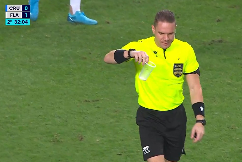 Bruno Henrique, do Flamengo, é alvo de copos arremessados pela torcida do Cruzeiro — Foto: Reprodução