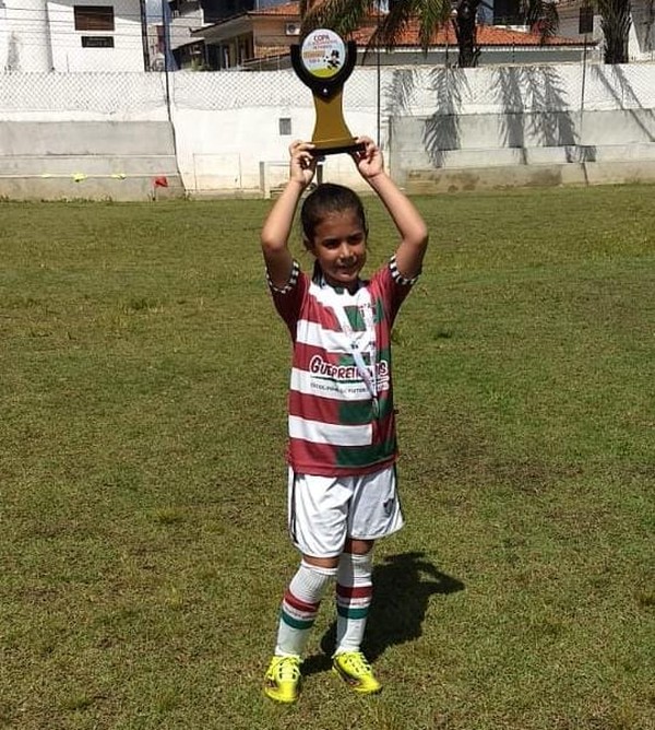 Menina de 8 anos é impedida de jogar torneio de futsal, e mãe