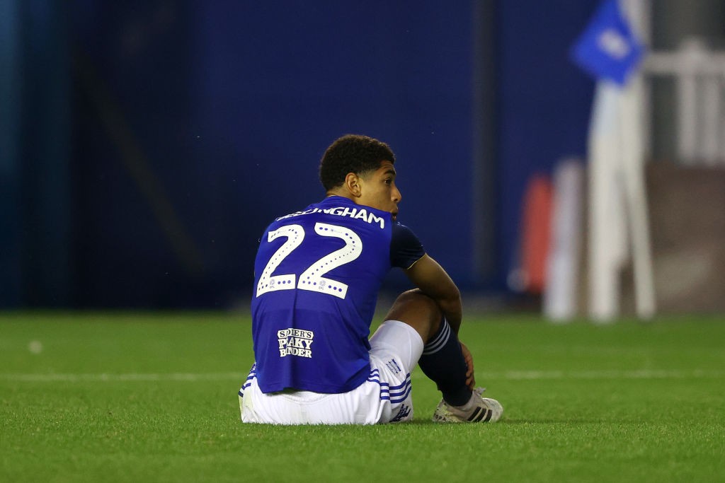 Herói da Inglaterra, Bellingham teve camisa aposentada antes de completar 18 anos