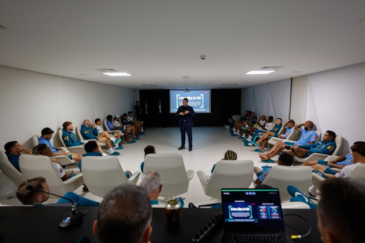 Jogadores da Seleção assistem a palestra sobre arbitragem em preparação para a Copa do Mundo