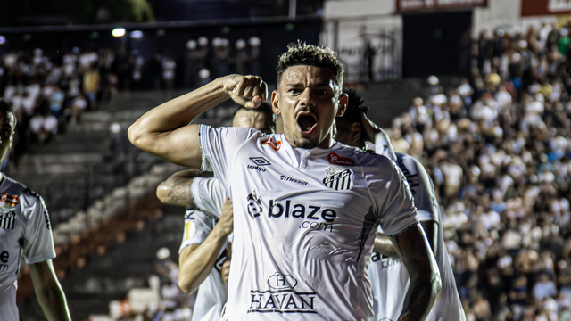 Tiquinho Soares comemora gol do Santos contra a Inter de Limeira