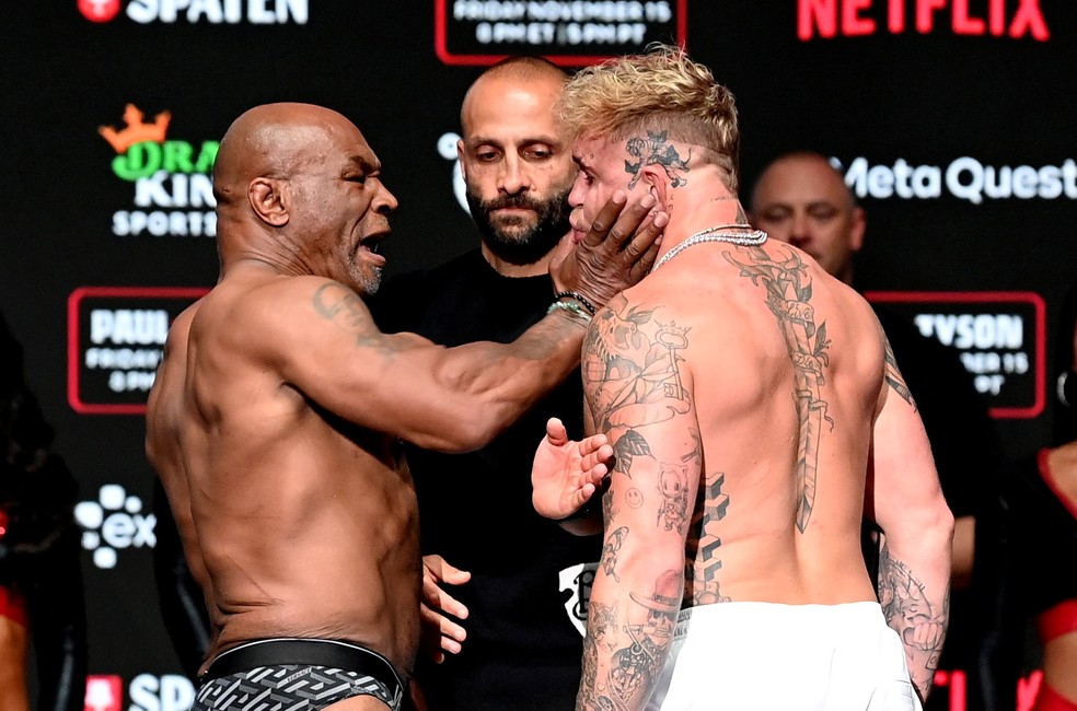 Mike Tyson dá um tapa no rosto de Jake Paul na pesagem cerimonial — Foto: Stephen McCarthy/Sportsfile via Getty Images