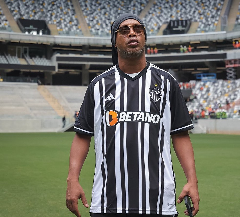 Ronaldinho Gaúcho visitou a Arena MRV, do Atlético, para gravar comercial — Foto: Reprodução/Telha do Galo 