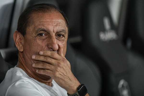 Ramón Díaz expulso após empurrão em gandula durante jogo entre Botafogo e Corinthians.