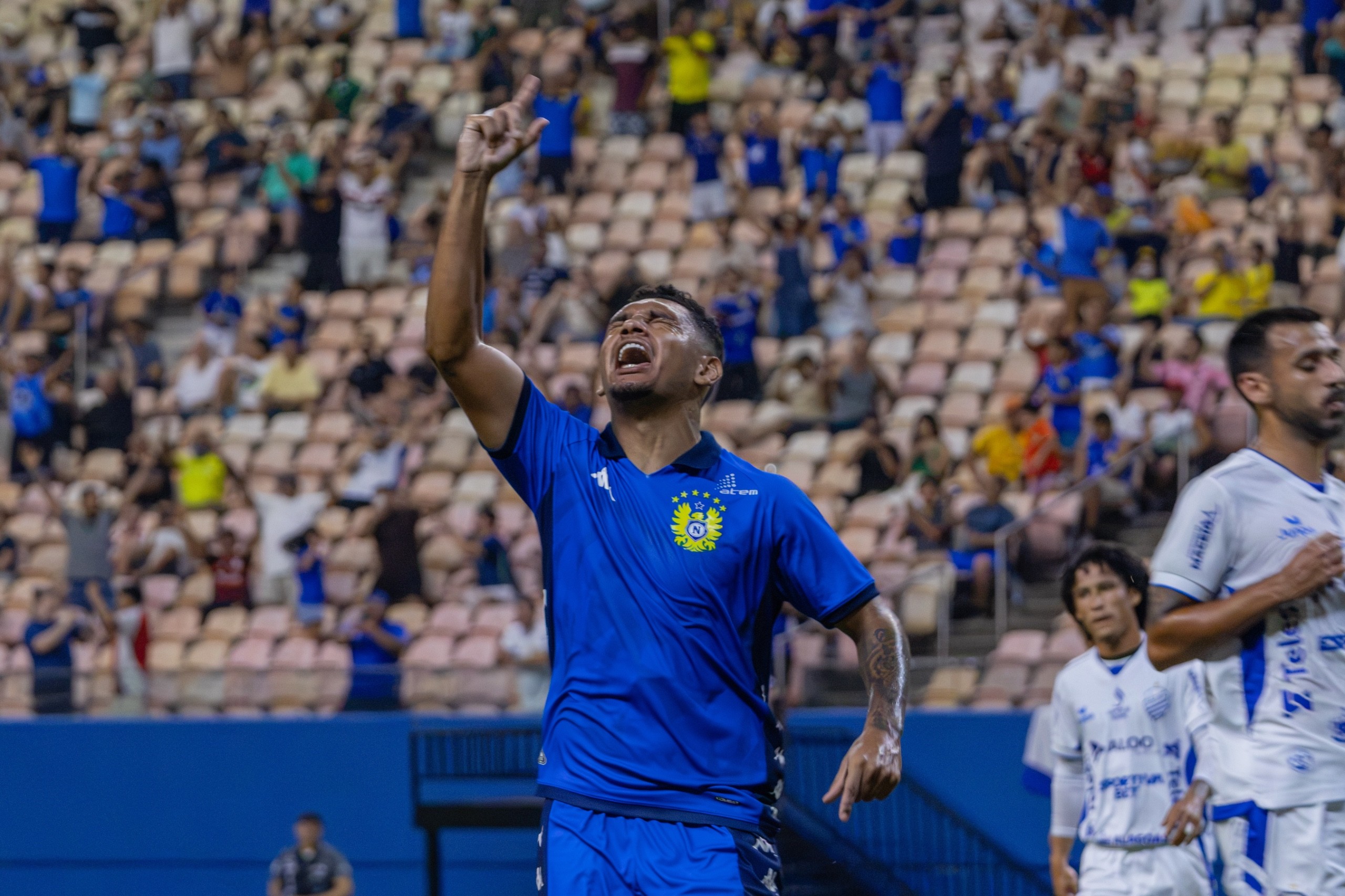 Torcida do Nacional-AM comemorando vitória na Arena da Amazônia