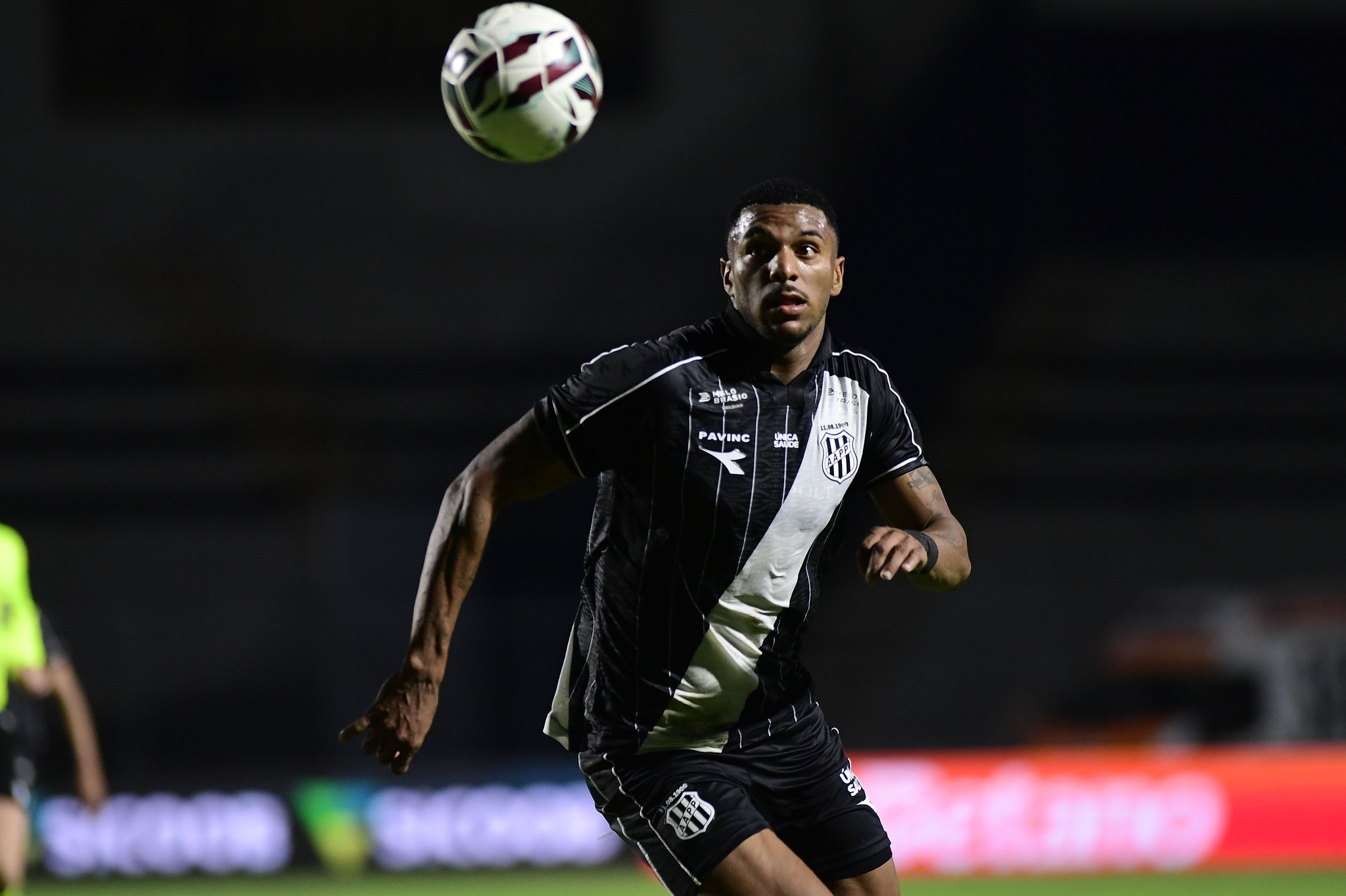 Jogador de futebol em campo durante partida da Série B